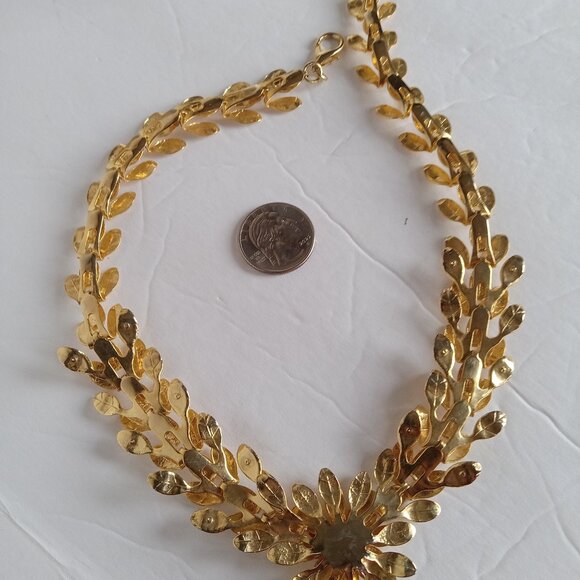 Absolutely STUNNING Unique Vintage 3D Goldtone Flower Necklace - Picture 8 of 9